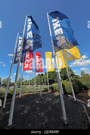 IKEA-Flaggen in der Sommersonne, Warrington Store in 910 Europa Blvd, Westbrook, Warrington WA5 7TY Stockfoto