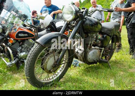 Chelm, Lubelskie, Polen - 18. Juni 2022: Rallye der Motorradfahrer in Chelm auf der MotoKropla 2022, Motorrad-Ausstellung Stockfoto