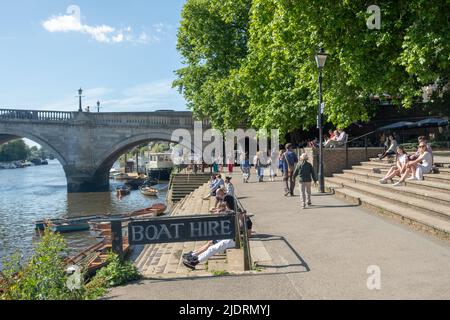 London - 2022. Mai: Bootsverleih auf der Themse bei der Richmond Bridge im Südwesten Londons Stockfoto