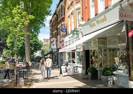 London - Mai 2022: Einzelhandelsgeschäfte vor der U-Bahnstation Kew Gardens in Richmond, Südwesten Londons Stockfoto