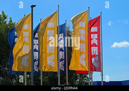 IKEA-Flaggen in der Sommersonne, Warrington Store in 910 Europa Blvd, Westbrook, Warrington WA5 7TY Stockfoto