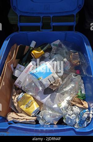 Gemischtes Recycling – Blue Home bin of Materials to be Recycling, Warrington Borough Council, Cheshire, England, UK, WA1 - Kunststoff, Glas, Papier, Dosen, Stahl Stockfoto