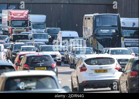 Birmingham, England, 23. Juni 2022. Starker Verkehr auf dem A38M Aston Expressway in Birmingham am Donnerstagmorgen – die Midlands-Stadt Birmingham wurde von einer besonders betriebsamen Rush Hour heimgesucht, als am Donnerstag, den 23. Juni, der 2. Tag des Eisenbahnstreiks Großbritannien traf. Luftaufnahmen des Stadtzentrums zeigten Staus in der Stadt, während die Züge der West Midlands Railway ungenutzt am Soho TMD-Bahndepot in Smethwick lagen. Ein Kanalboot, das mit 4 km/h fuhr, fuhr schneller als die in der Nähe geparkten Züge. Die GMT-Gewerkschaft dringt auf einen Anstieg der Löhne um 7 Prozent. Bild von: Stop Press Media / Alamy Live N Stockfoto