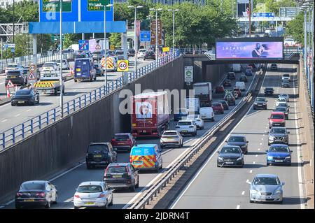 Birmingham, England, 23. Juni 2022. Starker Verkehr auf dem A38M Aston Expressway in Birmingham am Donnerstagmorgen – die Midlands-Stadt Birmingham wurde von einer besonders betriebsamen Rush Hour heimgesucht, als am Donnerstag, den 23. Juni, der 2. Tag des Eisenbahnstreiks Großbritannien traf. Luftaufnahmen des Stadtzentrums zeigten Staus in der Stadt, während die Züge der West Midlands Railway ungenutzt am Soho TMD-Bahndepot in Smethwick lagen. Ein Kanalboot, das mit 4 km/h fuhr, fuhr schneller als die in der Nähe geparkten Züge. Die GMT-Gewerkschaft dringt auf einen Anstieg der Löhne um 7 Prozent. Bild von: Stop Press Media / Alamy Live N Stockfoto