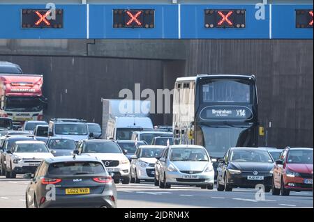 Birmingham, England, 23. Juni 2022. Starker Verkehr auf dem A38M Aston Expressway in Birmingham am Donnerstagmorgen – die Midlands-Stadt Birmingham wurde von einer besonders betriebsamen Rush Hour heimgesucht, als am Donnerstag, den 23. Juni, der 2. Tag des Eisenbahnstreiks Großbritannien traf. Luftaufnahmen des Stadtzentrums zeigten Staus in der Stadt, während die Züge der West Midlands Railway ungenutzt am Soho TMD-Bahndepot in Smethwick lagen. Ein Kanalboot, das mit 4 km/h fuhr, fuhr schneller als die in der Nähe geparkten Züge. Die GMT-Gewerkschaft dringt auf einen Anstieg der Löhne um 7 Prozent. Bild von: Stop Press Media / Alamy Live N Stockfoto