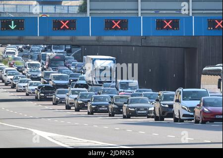 Birmingham, England, 23. Juni 2022. Starker Verkehr auf dem A38M Aston Expressway in Birmingham am Donnerstagmorgen – die Midlands-Stadt Birmingham wurde von einer besonders betriebsamen Rush Hour heimgesucht, als am Donnerstag, den 23. Juni, der 2. Tag des Eisenbahnstreiks Großbritannien traf. Luftaufnahmen des Stadtzentrums zeigten Staus in der Stadt, während die Züge der West Midlands Railway ungenutzt am Soho TMD-Bahndepot in Smethwick lagen. Ein Kanalboot, das mit 4 km/h fuhr, fuhr schneller als die in der Nähe geparkten Züge. Die GMT-Gewerkschaft dringt auf einen Anstieg der Löhne um 7 Prozent. Bild von: Stop Press Media / Alamy Live N Stockfoto