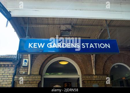 London - 2022. Mai: Kew Gardens U-Bahn-Station. Eine District Line-Geschichte im Südwesten Londons Stockfoto