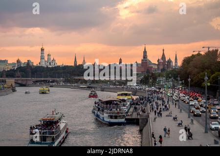 Moskau - 24. September 2018. Abendansicht des Moskauer Kremls, des Sarjadje-Parks und der Schiffe auf dem Moskauer Fluss vor Regenwolken Stockfoto