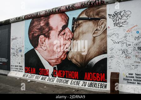 Die Berliner Mauer war eine bewachte Betonbarriere, die Berlin physisch und ideologisch von 1961 bis 1989 trennte und umkreiste und trennte Stockfoto