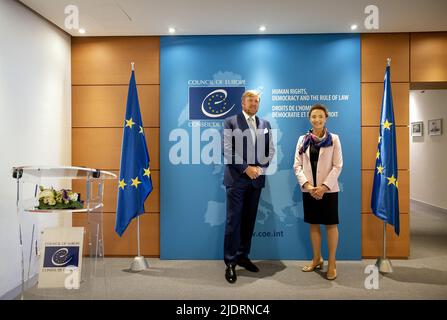 Straßburg, Frankreich. 23.. Juni 2022. 2022-06-23 11:02:32 STRASSBURG - König Willem-Alexander trifft sich während eines Arbeitsbesuchs beim Europarat mit Marija Pejcinovic Buric, Generalsekretärin des CoE. Unter anderem hält der König eine Rede vor der Parlamentarischen Versammlung. ANP KOEN VAN WEEL netherlands Out - belgium Out Credit: ANP/Alamy Live News Credit: ANP/Alamy Live News Stockfoto