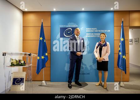 Straßburg, Frankreich. 23.. Juni 2022. 2022-06-23 11:02:28 STRASSBURG - König Willem-Alexander trifft sich während eines Arbeitsbesuchs beim Europarat mit Marija Pejcinovic Buric, Generalsekretärin des CoE. Unter anderem hält der König eine Rede vor der Parlamentarischen Versammlung. ANP KOEN VAN WEEL netherlands Out - belgium Out Credit: ANP/Alamy Live News Credit: ANP/Alamy Live News Stockfoto