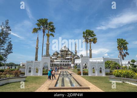 Der Eingang zur Masjid Kristal oder Kristallmoschee vom Taman Tamadun Islam oder dem Islamischen Zivilisationspark mit Pool und Menschen in Kuala Terengganu. Stockfoto