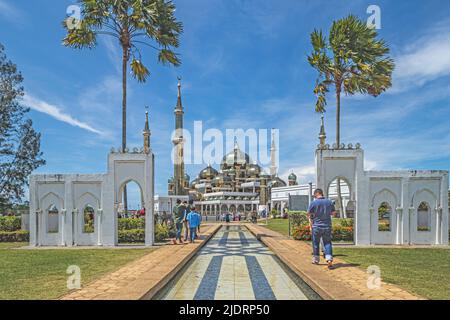 Der Eingang zur Masjid Kristal oder Kristallmoschee vom Taman Tamadun Islam oder dem Islamischen Zivilisationspark mit Pool und Menschen in Kuala Terengganu. Stockfoto