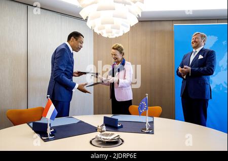 Straßburg, Frankreich. 23.. Juni 2022. 2022-06-23 11:04:04 STRASSBURG - König Willem-Alexander und Minister Franc Weerwind, Minister für Rechtsschutz, trafen Marija Pejcinovic Buric, Generalsekretärin des CoE, während eines Arbeitsbesuchs beim Europarat. Unter anderem hält der König eine Rede vor der Parlamentarischen Versammlung. ANP KOEN VAN WEEL netherlands Out - belgium Out Credit: ANP/Alamy Live News Credit: ANP/Alamy Live News Stockfoto