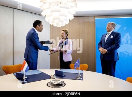 Straßburg, Frankreich. 23.. Juni 2022. 2022-06-23 11:04:03 STRASSBURG - König Willem-Alexander und Minister Franc Weerwind, Minister für Rechtsschutz, trafen Marija Pejcinovic Buric, Generalsekretärin des CoE, während eines Arbeitsbesuchs beim Europarat. Unter anderem hält der König eine Rede vor der Parlamentarischen Versammlung. ANP KOEN VAN WEEL netherlands Out - belgium Out Credit: ANP/Alamy Live News Credit: ANP/Alamy Live News Stockfoto
