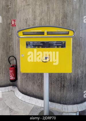 PARIS, FRANKREICH - 20. JUNI: Postbox La Poste am 20. Juni 2022 in Paris, Frankreich. La Poste ist Frankreichs führender Arbeitgeber mit insgesamt 300.000 Beschäftigten. Stockfoto