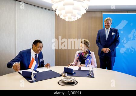 Straßburg, Frankreich. 23.. Juni 2022. 2022-06-23 11:03:26 STRASSBURG - König Willem-Alexander und Minister Franc Weerwind, Minister für Rechtsschutz, trafen Marija Pejcinovic Buric, Generalsekretärin des CoE, während eines Arbeitsbesuchs beim Europarat. Unter anderem hält der König eine Rede vor der Parlamentarischen Versammlung. ANP KOEN VAN WEEL netherlands Out - belgium Out Credit: ANP/Alamy Live News Credit: ANP/Alamy Live News Stockfoto