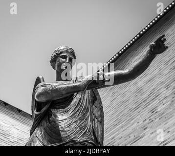 Römische Statue Bronze bekannt als Vittoria Alata (geflügelter Sieg) im Santa Giulia Museum von Brescia, Region Lombardei, Norditalien Stockfoto