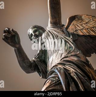 Römische Statue Bronze bekannt als Vittoria Alata (geflügelter Sieg) im Santa Giulia Museum von Brescia, Region Lombardei, Norditalien Stockfoto