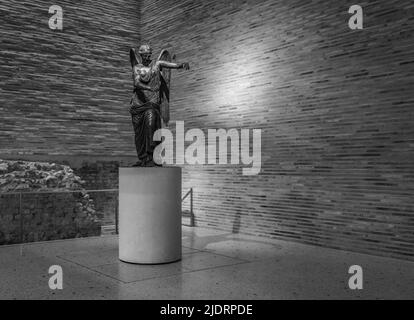 Römische Statue Bronze bekannt als Vittoria Alata (geflügelter Sieg) im Santa Giulia Museum von Brescia, Region Lombardei, Norditalien Stockfoto