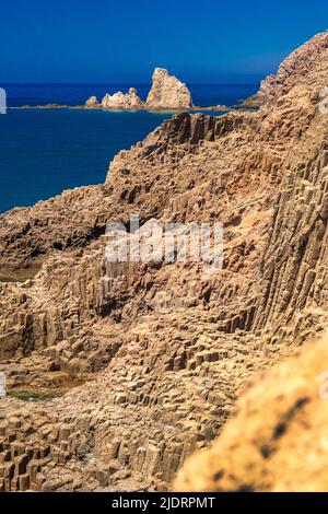 Säulenförmige Verbindungsstrukturen von Punta Baja, Lava-Flüsse, vulkanische Felsen, Naturpark Cabo de Gata-Níjar, UNESCO-Biosphärenreservat, heißes Wüstenklima Stockfoto