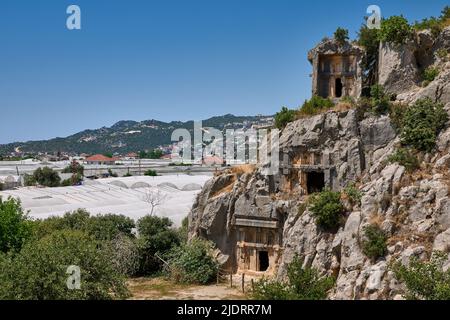 Lykische Felsgräber in einer Felswand der antiken Stadt Myra, Demre, Türkei Stockfoto