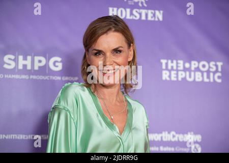 Hamburg, Deutschland. 21.. Juni 2022. Schauspielerin Andrea Lüdke kommt zum jährlichen Empfang 'Moin 2022 Midsummer' des Hamburger Filmfonds nach Kampnagel. Quelle: Daniel Reinhardt/dpa/Alamy Live News Stockfoto