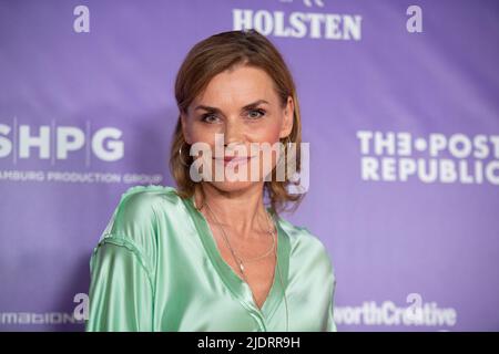 Hamburg, Deutschland. 21.. Juni 2022. Schauspielerin Andrea Lüdke kommt zum jährlichen Empfang 'Moin 2022 Midsummer' des Hamburger Filmfonds nach Kampnagel. Quelle: Daniel Reinhardt/dpa/Alamy Live News Stockfoto