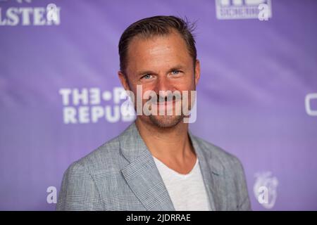 Hamburg, Deutschland. 21.. Juni 2022. Schauspieler Philipp Hochmair kommt zum jährlichen Empfang 'Moin 2022 Mittsommer' des Hamburger Filmfonds nach Kampnagel. Quelle: Daniel Reinhardt/dpa/Alamy Live News Stockfoto