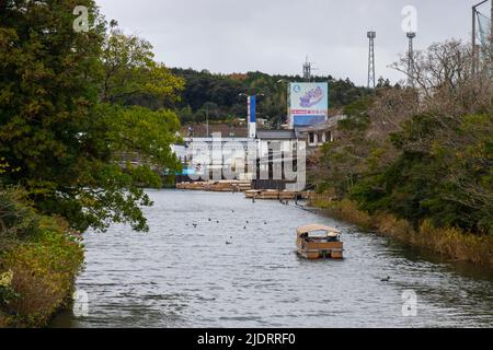 Matsue, Shimane, JAPAN - Dez 1 2021 : Ein Sightseeing-Boot, das am Abend den Horikawa Fluss in der Nähe von Matsue Castle entlang fährt. Stockfoto