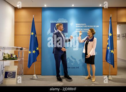 Straßburg, Frankreich. 23.. Juni 2022. 2022-06-23 11:02:27 STRASSBURG - König Willem-Alexander trifft sich während eines Arbeitsbesuchs beim Europarat mit Marija Pejcinovic Buric, Generalsekretärin des CoE. Unter anderem hält der König eine Rede vor der Parlamentarischen Versammlung. ANP KOEN VAN WEEL netherlands Out - belgium Out Credit: ANP/Alamy Live News Credit: ANP/Alamy Live News Stockfoto