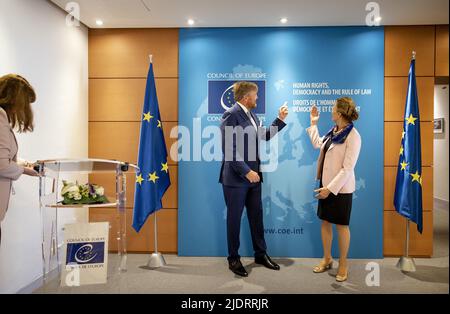 Straßburg, Frankreich. 23.. Juni 2022. 2022-06-23 11:02:26 STRASSBURG - König Willem-Alexander trifft sich während eines Arbeitsbesuchs beim Europarat mit Marija Pejcinovic Buric, Generalsekretärin des CoE. Unter anderem hält der König eine Rede vor der Parlamentarischen Versammlung. ANP KOEN VAN WEEL netherlands Out - belgium Out Credit: ANP/Alamy Live News Credit: ANP/Alamy Live News Stockfoto