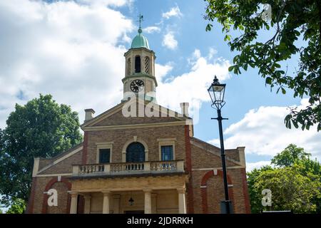 London - 2022. Mai: St Anne's Parish Church auf Kew Green in Richmond, Südosten Londons Stockfoto