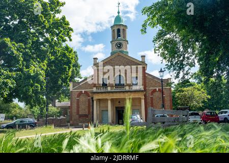 London - 2022. Mai: St Anne's Parish Church auf Kew Green in Richmond, Südosten Londons Stockfoto