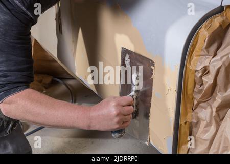 Nahaufnahme der Verwendung von zwei-Komponenten-Klebstoff an einem Auto Stockfoto