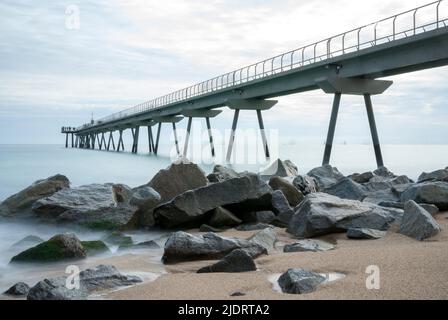 Pont del Petroli, Badalona, Spanien, ein Ort für Spaziergänge über das Meer Stockfoto