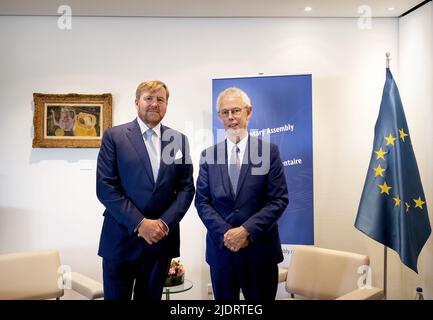 Straßburg, Frankreich. 23.. Juni 2022. 2022-06-23 10:41:09 STRASSBURG - König Willem-Alexander hat ein Treffen mit Tiny Kox, Präsident Parlamentarische Versammlung des CoE während eines Arbeitsbesuchs beim Europarat. Unter anderem hält der König eine Rede vor der Parlamentarischen Versammlung. ANP KOEN VAN WEEL netherlands Out - belgium Out Credit: ANP/Alamy Live News Stockfoto