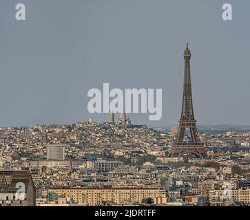 Frankreich. Paris (75) April 2020. 4. Wochen Haft. Der Eiffelturm (rechts) und der Montmartre-Hügel (in der Mitte). Die außergewöhnlichen Trans Stockfoto