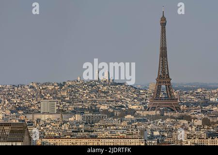 Frankreich. Paris (75) April 2020. 4. Wochen Haft. Der Eiffelturm (rechts) und der Montmartre-Hügel (in der Mitte). Die außergewöhnlichen Trans Stockfoto