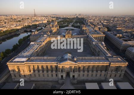 FRANKREICH. PARIS (75) LUFTAUFNAHME DES LOUVRE MUSEUMS. Die Pyramide auf der Spitze des Sully-Pavillons mit den Tuilerien im Hintergrund und in Stockfoto