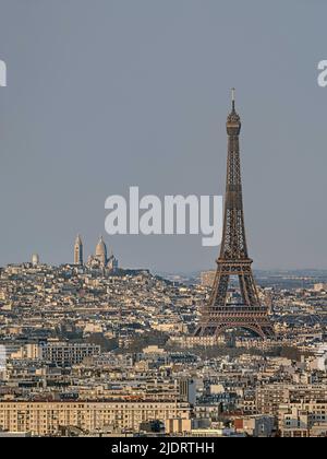 Frankreich. Paris (75) April 2020. 4. Wochen Haft. Luftaufnahme des Eiffelturms (rechts) und des Montmartre-Hügels (in der Mitte). Der Ex Stockfoto