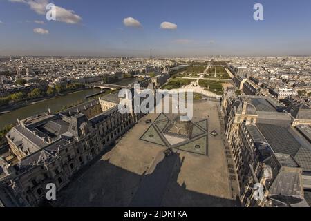 FRANKREICH. PARIS (75) LOUVRE MUSEUM (LUFTAUFNAHME). Die Pyramide über dem Sully-Pavillon Stockfoto