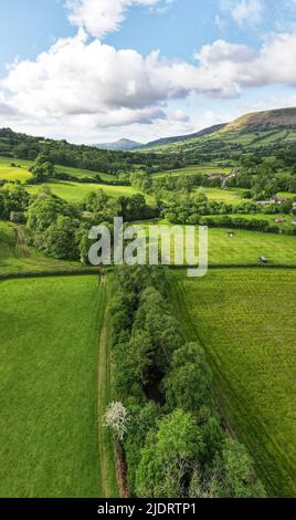 Vertikales Luftpanorama von schönem Ackerland in Herefordshire an der Grenze zu England Wales - Großbritannien Stockfoto