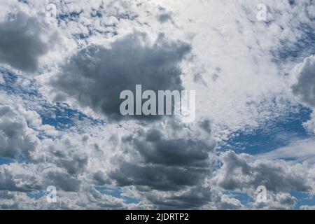 Blauer Himmel mit verschiedenen Arten von Wolken in verschiedenen Höhen Stockfoto