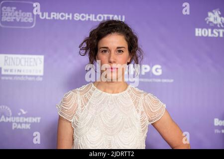 Hamburg, Deutschland. 21.. Juni 2022. Schauspielerin Anne Schäfer kommt zum jährlichen Empfang 'Moin 2022 Mittsommer' des Hamburger Filmfonds auf Kampnagel. Quelle: Daniel Reinhardt/dpa/Alamy Live News Stockfoto