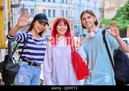 Gruppe von Teenagern, die die Kamera im Freien mit der Hand schwenken Stockfoto