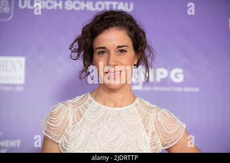 Hamburg, Deutschland. 21.. Juni 2022. Schauspielerin Anne Schäfer kommt zum jährlichen Empfang 'Moin 2022 Mittsommer' des Hamburger Filmfonds auf Kampnagel. Quelle: Daniel Reinhardt/dpa/Alamy Live News Stockfoto