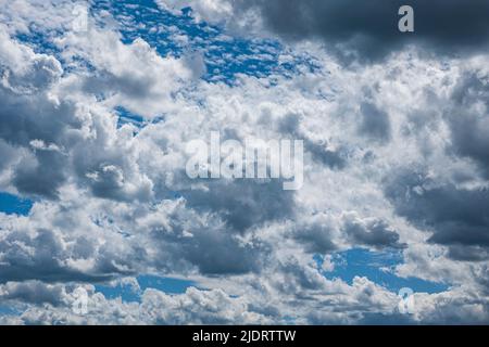 Blauer Himmel mit verschiedenen Arten von Wolken in verschiedenen Höhen Stockfoto