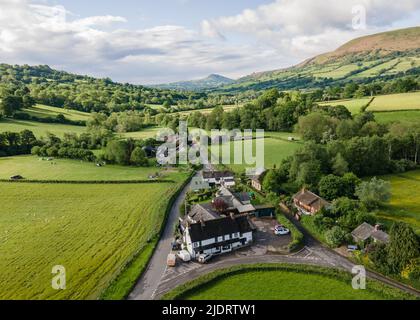 Luftaufnahme eines ländlichen englischen Pubs in Herefordshire an der Grenze zu England Wales - Großbritannien Stockfoto