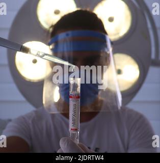 Monkeypox-Virus, hMPXV-Probenverarbeitung durch Laborant Stockfoto